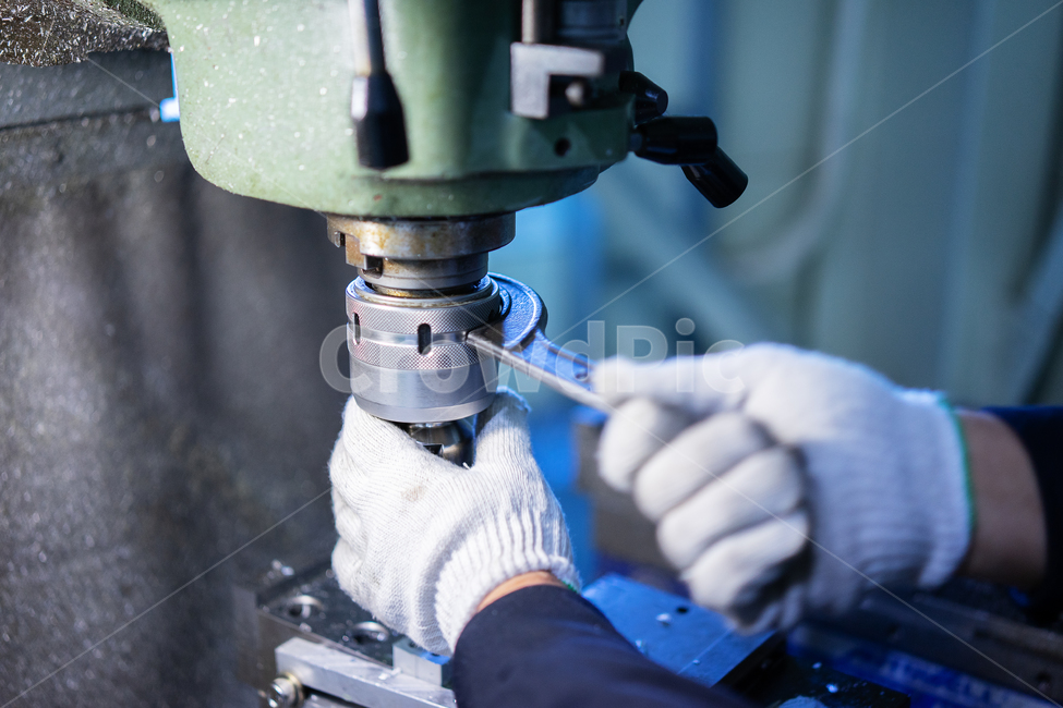 기계,machine,tool,tools,렌치,몽키,공구,작업,선반,범용선반,밀링,밀링머신,세팅,설정,손,선반공,기술자,밀링기,공장,제조,제조업,operator,technician,engineer,엔지니어,작업자,factory,manufacturing,production,setting,산업,industry,industrial,제조업,manufacturing business,manufacturing industry