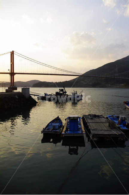 남해대교,다리,어선,배,바다,하늘,구름,풍경,노을,산업,industry,industrial,어업,fishery,fishing industry