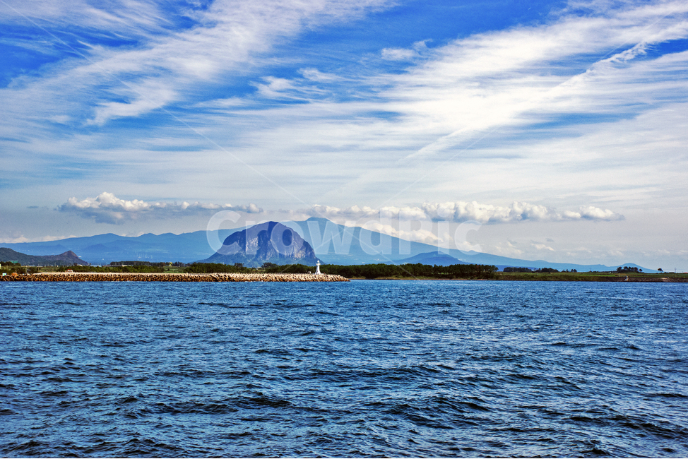 산방산,한라산,제주도,바다,자연,푸른하늘,흰구름,자연,풍경,nature,landscape,outdoors,옥외,land,땅,ocean,대양,sea,water,물,shoreline,해안선,coast,연안,island,섬