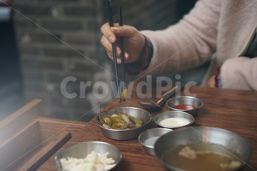 식사,젓가락,젓가락질,안주,먹방,찰라,감성사진,빛,은은,느낌,일상,할라피뇨,사진,순간포착,사람,인물,인간,human,person,신체일부,몸,body,음식,식재료,요리,food,cook,meal,dishes,food reserves,채소,야채,vegetables
