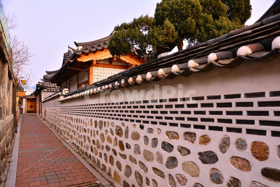 한옥,전통,북촌,하우스,기와집,서울,명소,관광지,투어,민속,보존,역사,HISTORY,HOUSE,SEOUL,TOUR,CULTURE,TRADITIONAL,KOREA,한국,가볼만한곳,담장,벽,처마,나무,우드,곡선,한국의미,아름다움,건축,장인,집,주거지,도시,풍경,city,landscape,한국도시풍경,한국도시경관,korea cityscape,골목길,alley,한국전통,한국문화,korean traditional,korean culture,roof,지붕