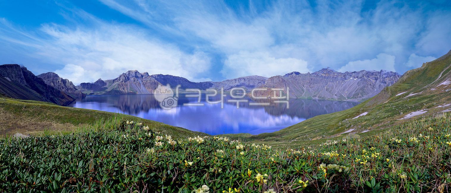 Baekdu Mountain Heaven and Earth,North Korea,cloud,spring,caldera,healing,superb view,mountain,Changbai Mountain,dormant volcano,sight,season,Remaining snow,secret place,panacea flower,sky,panacea,spa,mountain range,Attractions,water,panorama,limewater,la