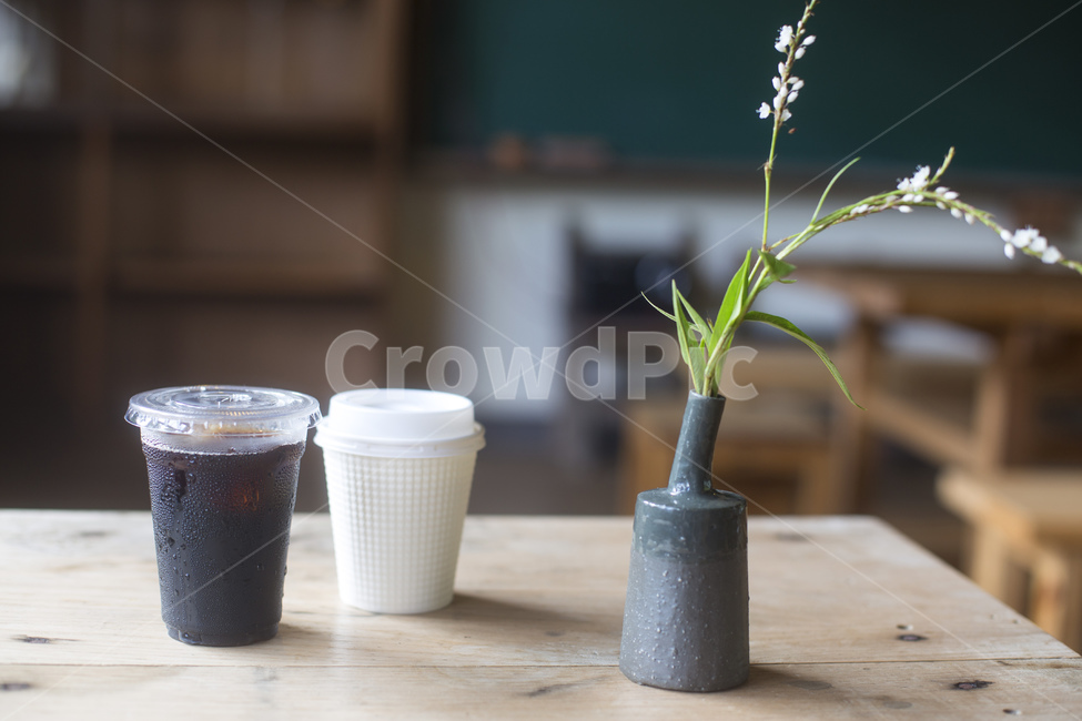 아메리카노,커피,아이스아메리카노,테이크아웃,종이컵,아이스,얼음,나무테이블,카페,음료,블랙커피,화병,커피,카페,coffee,cafe