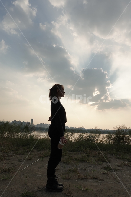 옆모습,단발,여자,하늘,노을,강,사람,인물,인간,human,person,여성,여자,woman,female,lady