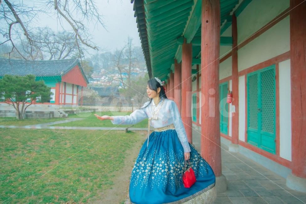 한복,한옥마을,한옥,봄비,산책,한국전통,한국문화,korean traditional,korean culture,한복,한국전통의상,hanbok,korean traditional clothes,사람,인물,인간,human,person,여성,여자,woman,female,lady,감정표현,기분,feeling,emotion,감성,sensible,연출,컨셉,콘셉,direction,concept