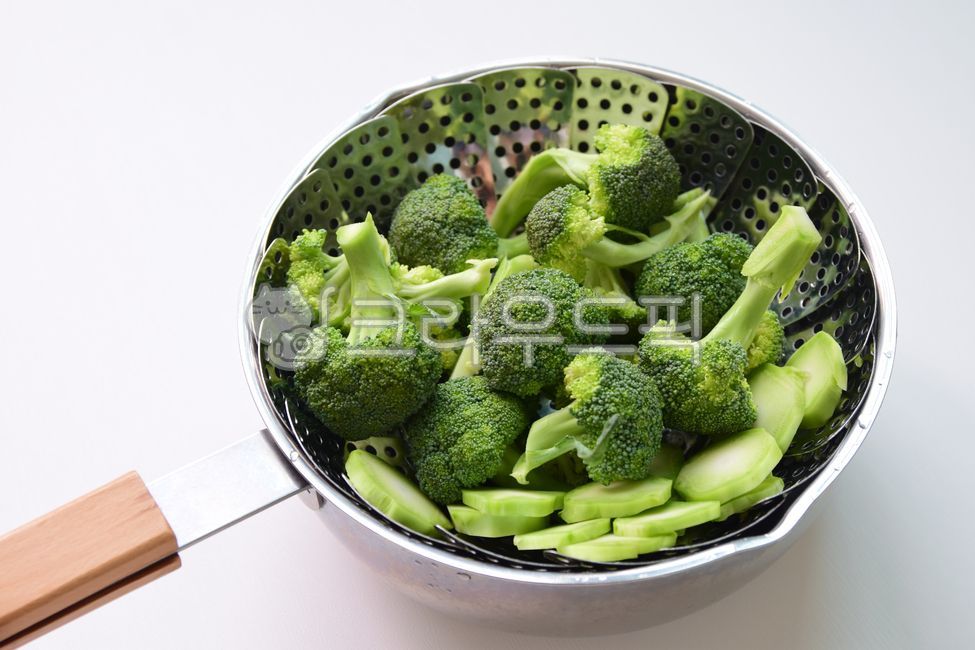 Fresh,cut,stainless steel,broccoli,white background,vegetable,pot,ingredients,diet,flashlight,cropped,green,steamer,health,Subdivision,vitamin,food,stainless,whitebackground,foodreserves,cutting,animated,fresh,brocoli