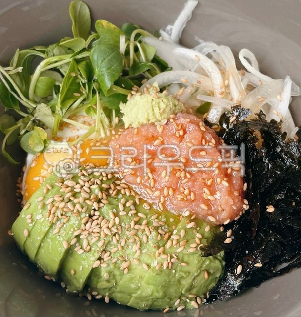 명란아보카도덮밥,덮밥,명란젓,명란젓갈,저염명란젓,저염명란젓갈,아보카도,김,양파,야채,채소,고추냉이,와사비,생와사비,후라이,계란후라이,달걀후라이,계란,달걀,반숙,써니사이드업,음식,요리,식사,식재료,먹방,참깨,깨,food,dish,cook,meal,egg