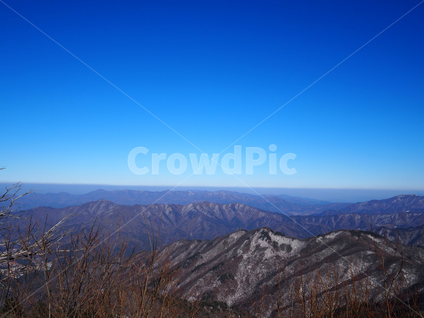 하늘,산,산맥,겨울,파란하늘,눈,덕유산,겨울,계절,winter,season,자연,풍경,nature,landscape,한국자연풍경,한국자연경관,korea nature landscape,mountain,outdoors,옥외,mountain range,plateau,고원