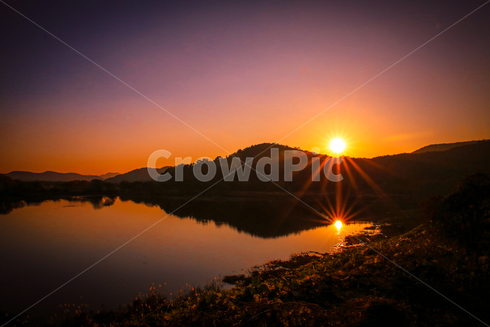 노을,태양,밤,저녁,초저녁,산,빛,반영,자연,풍경,nature,landscape,light,flare,플레어,outdoors,옥외