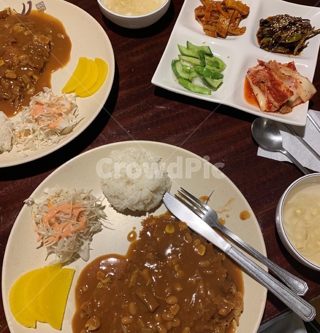돈까스,분식,반찬,한식,한국음식,식탁,밥,김치,포크,나이프,칼,수저