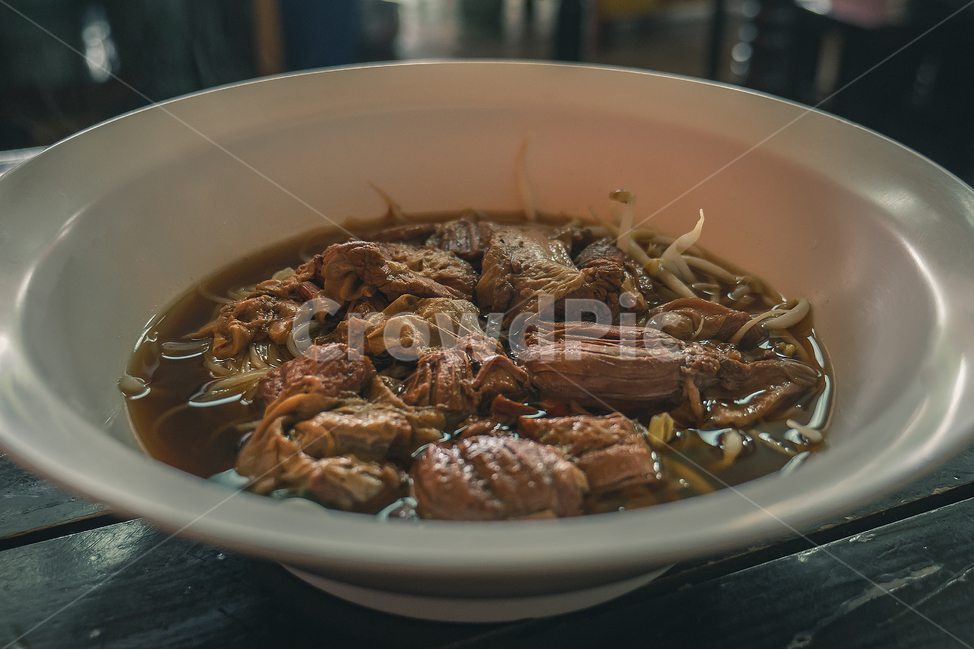 돼지고기,국수,국수요리,쌀국수,고기국수,맛있는,고소한,쫄깃한,noodles,pork,클로즈,클로즈업,나무테이블,테이블,흰접시,따끈한,음식사진,타이음식,태국음식,점심,저녁,식사,음식,식재료,요리,food,cook,meal,dishes,food reserves,면류,면요리,noodles
