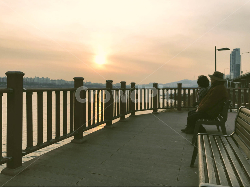 노을,노년,한강,흘러간시간,서울,아이폰7,도시,풍경,city,landscape,한국도시풍경,한국도시경관,korea cityscape,사람들,대중,군중,other people,crowd,연인,커플,사랑,lover,couple,가족,패밀리,family,감성,sensible,feeling,고독함,외로움,쓸쓸함,우울함,슬픔,lonely,solitary,railing,난간,handrail,banister