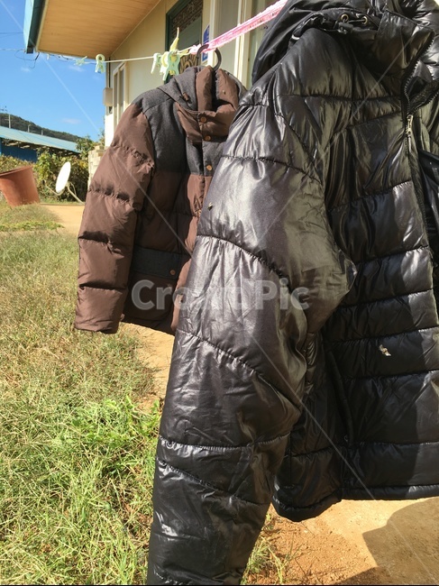 clothing,의류,apparel,의복,coat,코트,jacket,재킷,빨랫줄