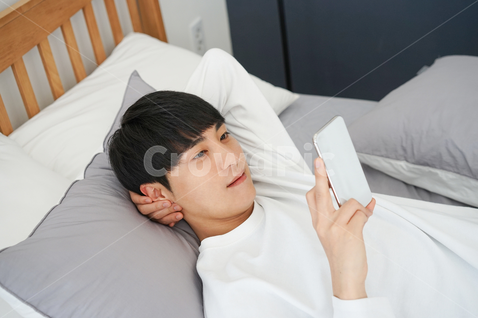 침대,침실,방,실내,집,하우스,남자,남성,이불,bed,휴식,휴일,베개,pillow,핸드폰,휴대폰,모바일,집돌이,즐거운,행복한,미소,사람,인물,인간,human,person,남성,남자,man,male