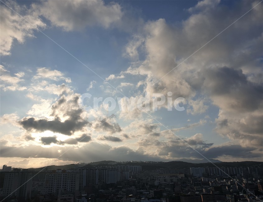 하늘,도시,감성,구름,풍경,sky,cloud,햇빛,빛,맑음,낮,자연,nature,landscape,색깔,색상,색채,색감,뭉게구름