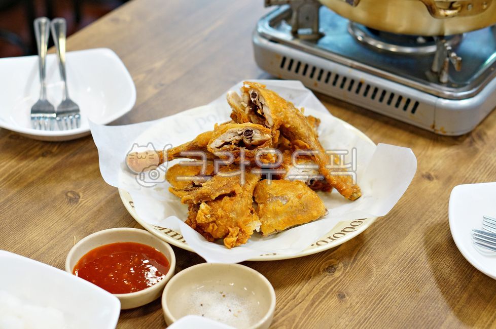 옛날통닭,닭고기,후라이드,통닭튀김,닭튀김,닭,식사,바삭한,고소한,기름진,육류,고기,요리,food,음식,fork,포크,한국요리,한국음식,크리스피