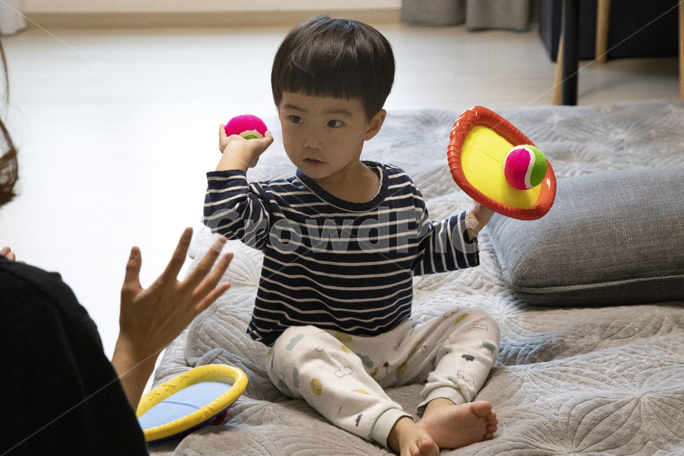 공놀이,공,어린이,집안,놀이,야구공,찍찍이,즐거운,남자,아이,던지기,받기,기구,스포츠,사람,인물,인간,human,person,어린이,어린아이,child,children,kid