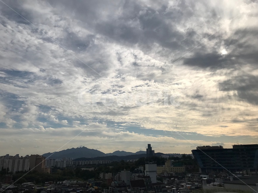 하늘,구름,해,태양,석양,구름속,도시,풍경,city,landscape,outdoors,옥외,경치,nature,자연,scenery