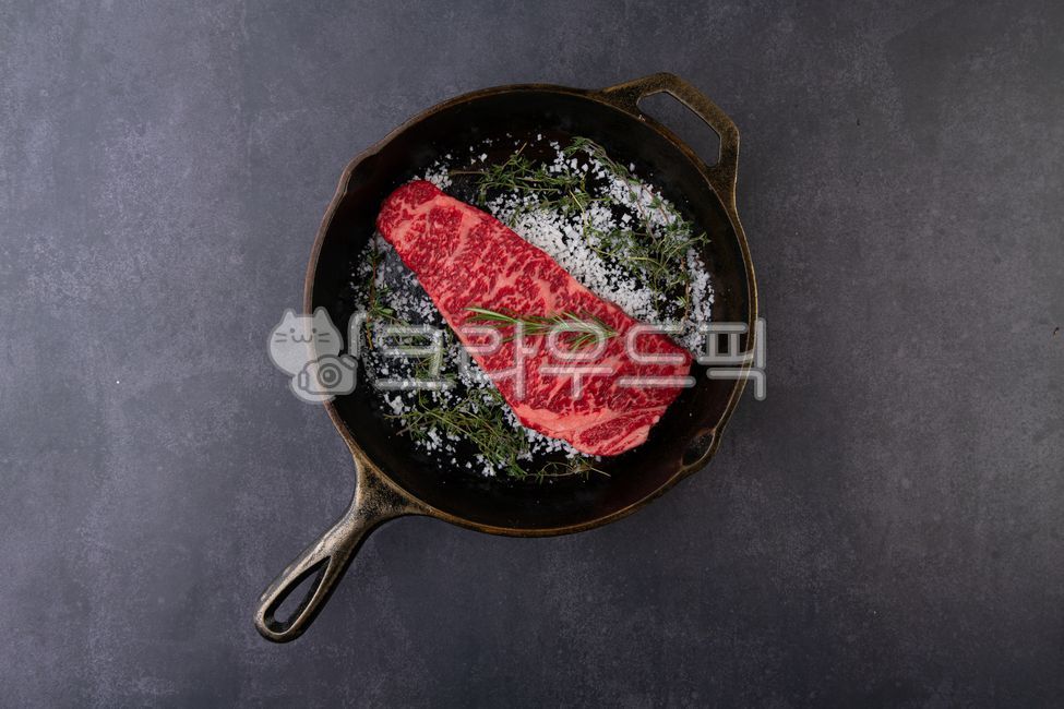 beef,raw meat,plating,herbs,pepper,special cuts,plate,tray,vintage,background,frying pan,staging,aerial shot,top view,sirloin,sirloin,sirloin tip,marbling,fat,protein,aged meat
