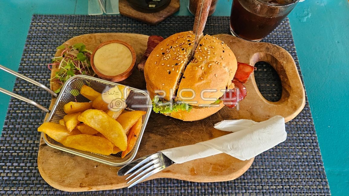햄버거,버거,소고기,수제버거,패티,감자튀김,소스,빵,토마토,치즈,음식,외식,서양음식,레스토랑,패스트푸드,컷팅,절단,푸짐한,요리,정성,맛집,양상추,식재료,신선한,포크,세트,버거세트,햄버거세트,포테이토,튀김,음료,도마,세팅