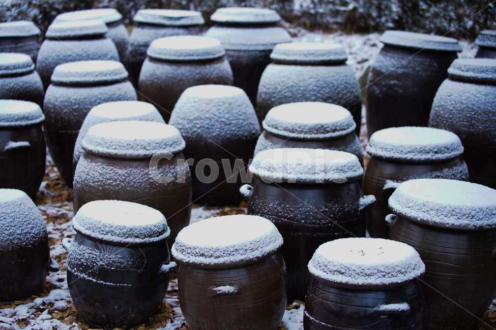 겨울,첫눈,눈,장독대,전통,장류문화,한식,감성,계절,겨울,계절,winter,season,한국전통,한국문화,korean traditional,korean culture,사물,물건,오브젝트,thing,object,matter