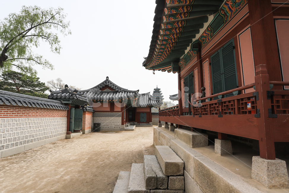 경복궁,문화재,서울,건축,궁전,문,지붕,기와,돌담,돌기둥,고건축,종로구,한옥,한국,건청궁,창호지,서까래,석가래,기둥,창살,흙길,주춧돌,추녀,목조건축물,창문,처마,단청,한국전통,한국문화,korean traditional,korean culture,건축물,건물외관,exterior,building,structure,architecture,construction