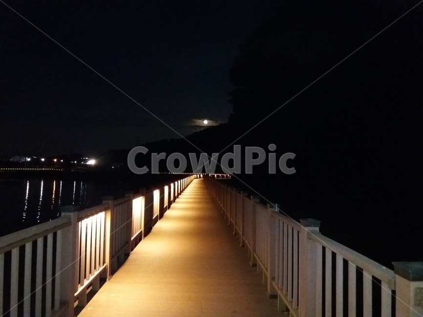 밤,조명,난간,railing,handrail,banister,night,light,lighting,bridge,다리,달무리,달,moon,ringaroundthemoon,야경,밤,풍경,nightscape,night,landscape,건축물,건물외관,exterior,building,structure,architecture,construction