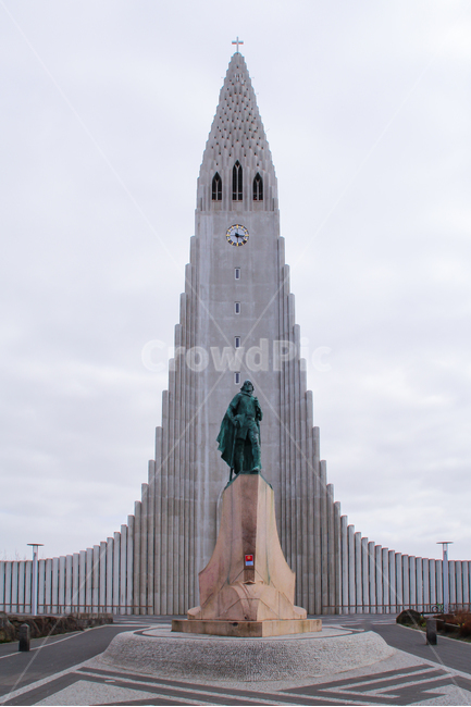 아이슬란드,할그림스키르캬,성당,레이캬비크,레이캬빅,hallgrimskirkja,reykjavik,교회,루터교,유럽,대표,수도,여행지,관광지,관광명소,종교,종교시설,전망대,높은,건축물,건물,독특한,특이한,유명한,하늘,타워,시계탑,시계,동상,기독교,랜드마크,랜드마크,landmark,tourist attraction,해외,외국,세계,foreign,oversea,world,세계랜드마크,해외랜드마크,외국랜드마크,world landmark,world tourist attraction,조각상,동상,석상,조형물,statue,bronze statue,stone statue,종교,신앙,religion,belief,faith,건축물,건물외관,exterior,building,structure,architecture,construction,tower,탑,monument,기념물