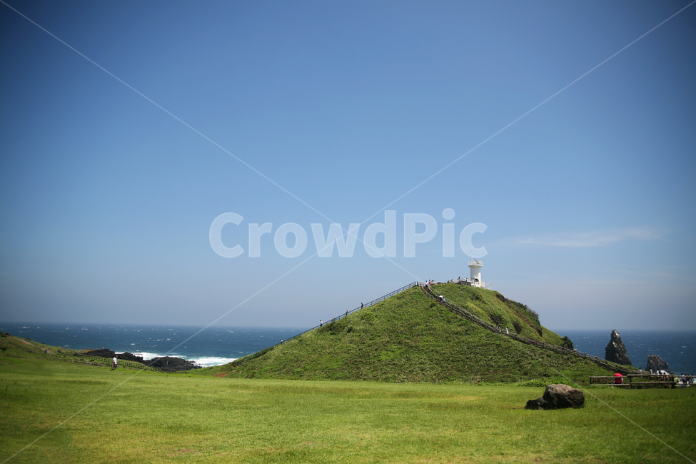 제주,방두포등대,등대,하늘,바다,구름,잔디,나무,여름,등대,lighthouse,제주도,jeju,jeju island,사람들,대중,군중,other people,crowd,grassland,목초지,outdoors,옥외,field,들