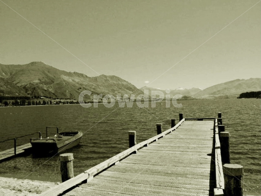 강,호수,바다,구름,하늘,산,자연,nature,natural,river,lake,sea,ocean,sky,cloud,물,water,배경사진,배경화면,배경,풍경,풍경사진,평화로운,분위기,차분한,차분함,평화로움,scene,view,ambience,atmosphere,calm,peaceful,tranquil,still,background,다리,bridge,자연,풍경,nature,landscape,흑백,모노톤,monochrome,black and white,waterfront,워터 프론트,port,포트,pier,교각,transportation,교통,vehicle,차량,boat,보트