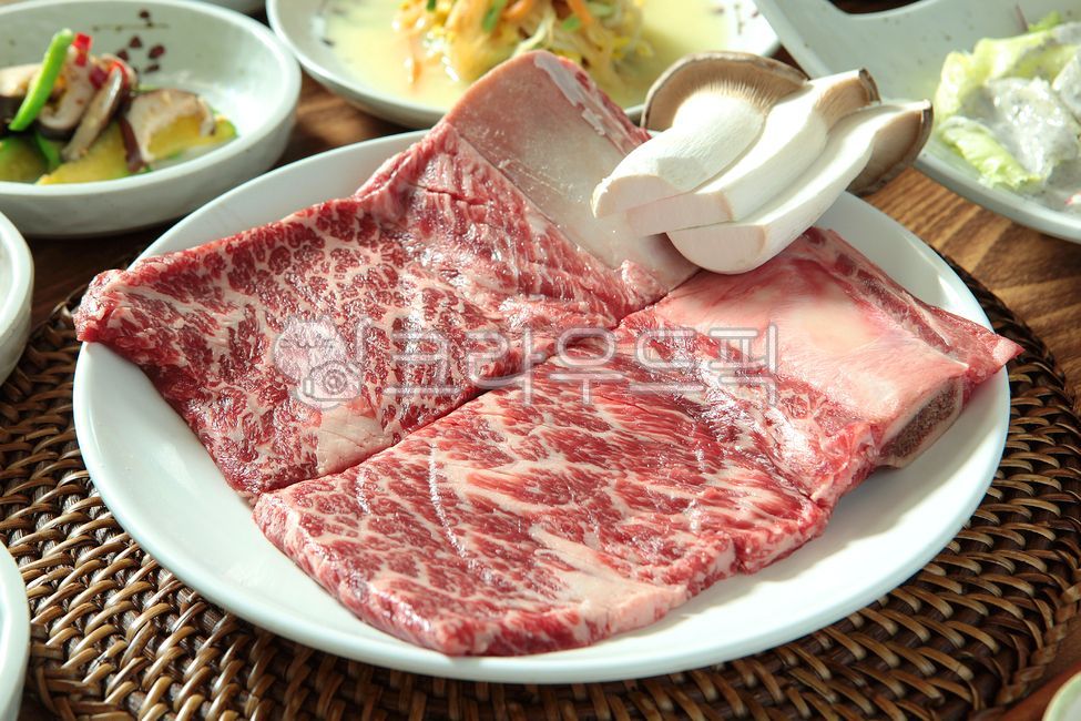 tray,Grilled beef,Meat restaurant,rib,raw meat,plate,beef,raw ribs,Korean beef restaurant,bamboo tray,Korean food,plate holder,mushroom,Korean restaurant,roast,beef ribs,Korean beef raw ribs,Grilled beef ribs,Domestic Korean beef,Korean beef,Sosaeng Ribs,