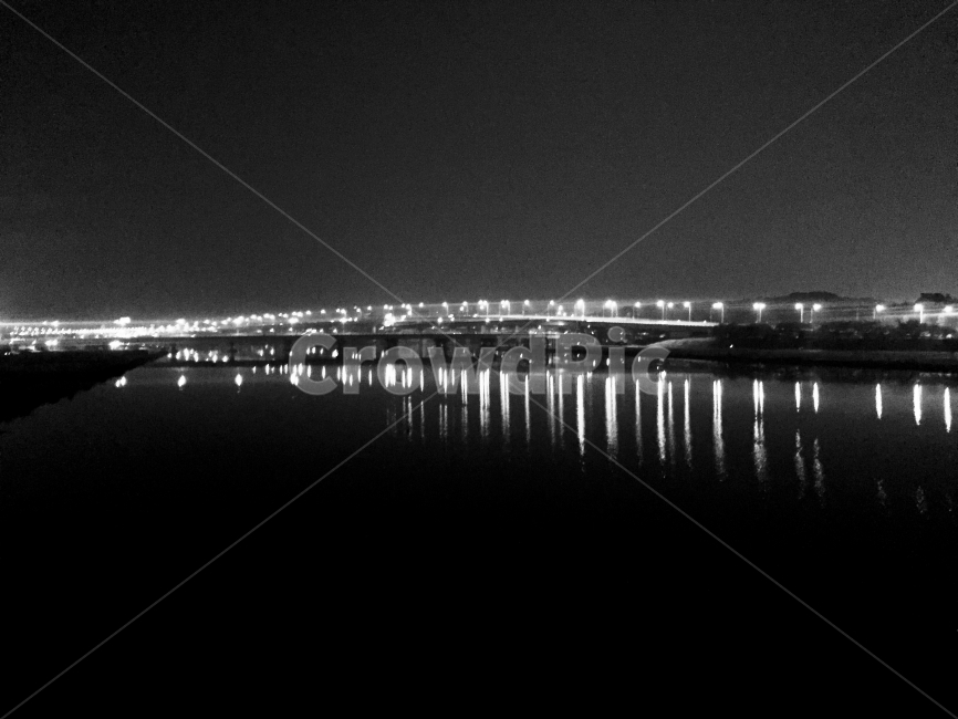 부산,한국,흑백사진,사진,밤,야경,야경사진,불빛,다리,바다,black,night,light,photography,korea,busan,photo,야경,밤,풍경,nightscape,night,landscape,도시,city,한국도시풍경,한국도시경관,korea cityscape,흑백,모노톤,monochrome,black and white,building,건물,bridge,water,물
