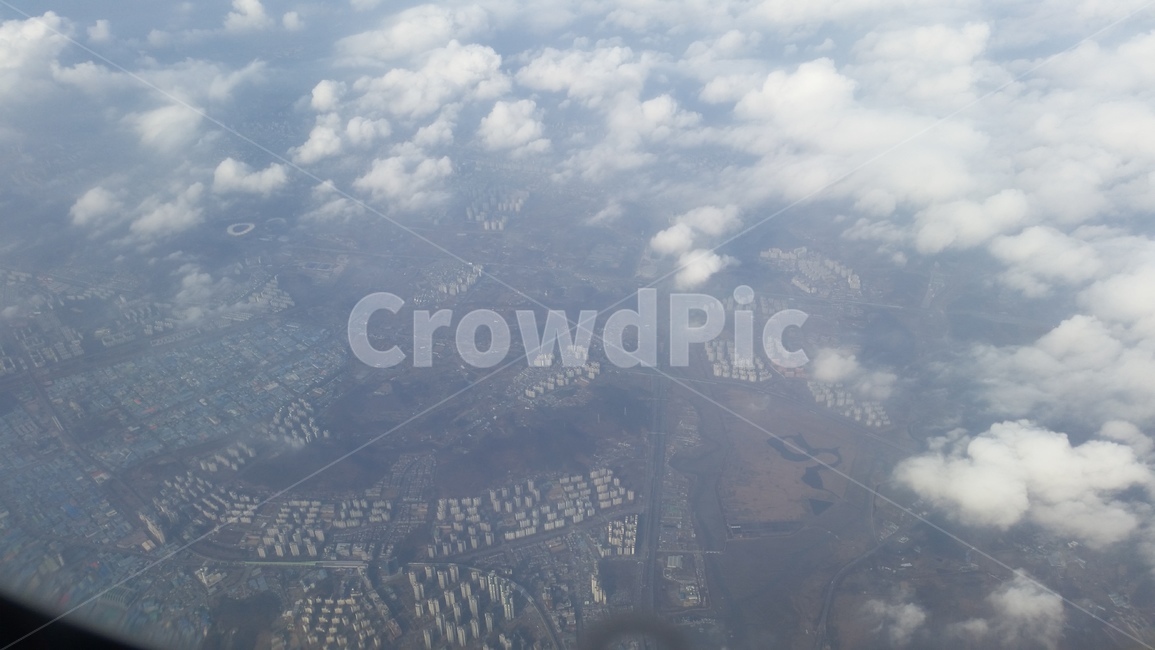 비행기,항공,구름,도시,하늘,plane,aircraft,airplane,aeroplane,cloud,town,city,metropolis,sky,air