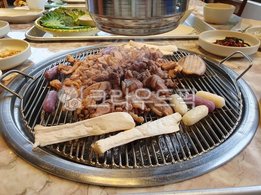 red pepper,salad,silver foil,cheese rice cake,charcoal grilled meat,barbecue,ventilator,cooking,garlic,plates,restaurant,smoke,dishes,king oyster mushrooms,lettuce,food,mushrooms,bbq,meal,grilling,rice cake,meat,Duck,charcoal,sweet potato rice cake,green 