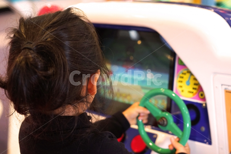 아기,아가,아이,어린이,뒷모습,놀이,게임,놀이기구,게임기구,게임기,핸들,baby,girl,kid,child,game,play,인물,인물사진,person,사람,인물,인간,human,person,어린이,어린아이,child,children,kid,게임,오락,놀이,game,play