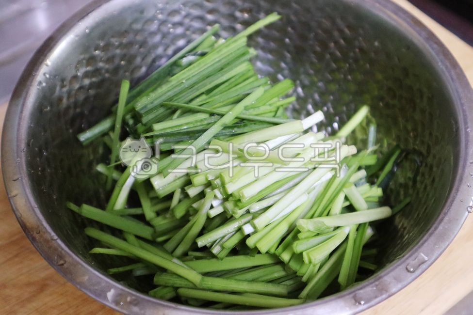 부추,부추요리,파요리,겉절이,부추겉절이,잎,요리,농업,향신료,비타민,자르다,샐러드,재료,날것의,파,채소