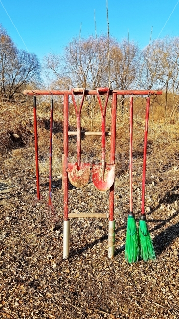 농사,농업,농기구,삽,삼지창,빗자루,청소,도구,청소도구,보과,보관대,삽질,깨끗한,클린,환경,하늘,나무,빨간색,잡초,사물,물건,오브젝트,thing,object,matter