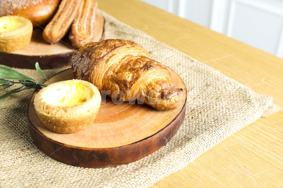 식사,음식,빵,브레드,주방,쿠킹,meal,bread,아침,런치,베이커리,부엌,식탁,food,밀가루음식,테이블웨어,나무,원목,wood,손,남자,hand,morning,음식,식재료,요리,food,cook,meal,dishes,food reserves,빵,bread,연출,컨셉,콘셉,direction,concept