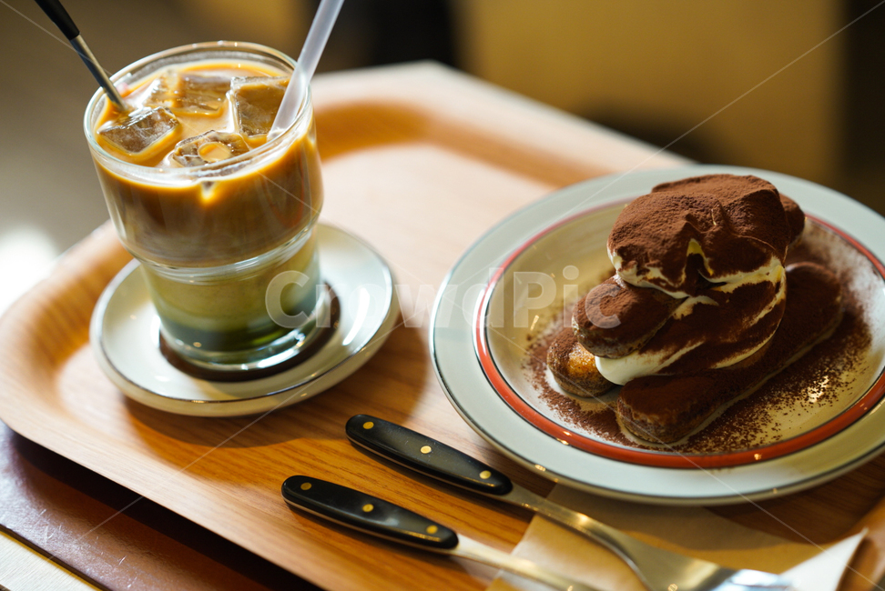 까페,커피,티라미스,라떼,녹차,녹차라떼,포크,나이프,coffee,cafe,bake,얼음,ice,따뜻한,포근한,정겨운,먹을것,음식,식재료,요리,food,cook,meal,dishes,food reserves,디저트,간식,후식,dessert,snack,감성,sensible,feeling