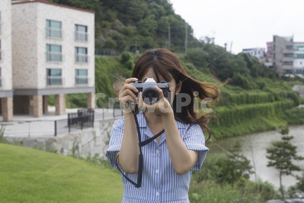 카메라,필름,필름카메라,빈티지,레트로,아날로그,촬영,포토그래퍼,사진작가,작가,사진촬영,여자,원피스,스트라이프,여성,여자,woman,female,lady,사진작가,포토그래퍼,photographer