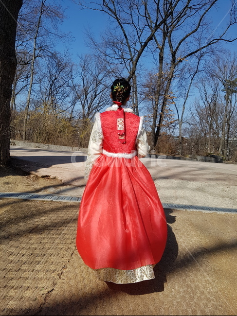 한복,뒷모습,댕기머리,주황색,단정한,한국전통,한국문화,korean traditional,korean culture,한복,한국전통의상,hanbok,korean traditional clothes,사람,인물,인간,human,person,여성,여자,woman,female,lady