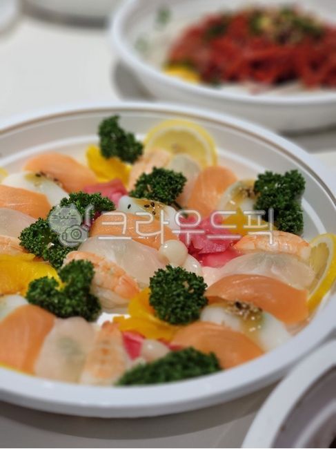 meal,Assorted sushi,Assorted,sushi,lunch box,plate,food