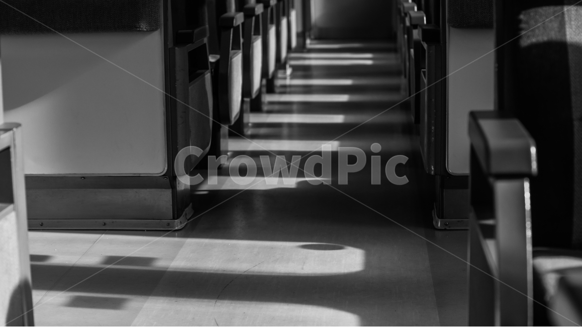 전철,지하철,기차,흑백사진,객실,교통,교통수단,대중교통,train,traffic,transportation,바닥,복도,corridor,floor,그림자,흑백,모노톤,monochrome,black and white
