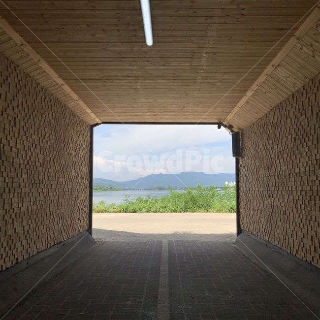 flooring,바닥,터널,춘천,스카이워크,길,도로,산,하늘,구름,초록,파랑,미술,그림