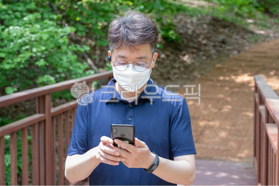 남성,등산로,중년,한명,남자한명만,스마트라이프,중년남성,50대,미세먼지,낮,포스트코로나시대,사회적거리두기,동양인,산책,산책로,라이프스타일,실외,안경,휴대폰,이슈,계절,걷기운동,운동,포스트코로나,남자,스마트폰,포스트코로나19,5054세,공원,한국인,마스크,케주얼웨어,휴식,마스크착용,케주얼,숲,여름,스마트기기,코로나19,사용,포트레이트,생활,사람,인물,인간,human,person,남성,남자,man,male