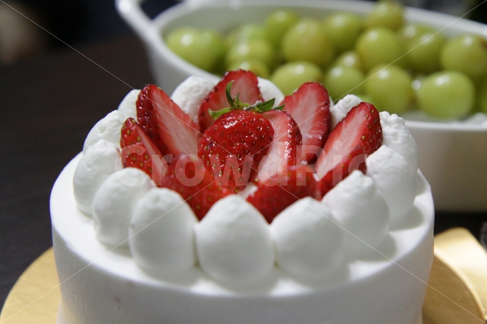 생일케익,딸기케익,케이크,생일축하,딸기,음식,식재료,요리,food,cook,meal,dishes,food reserves,빵,bread,과일,열매,fruit