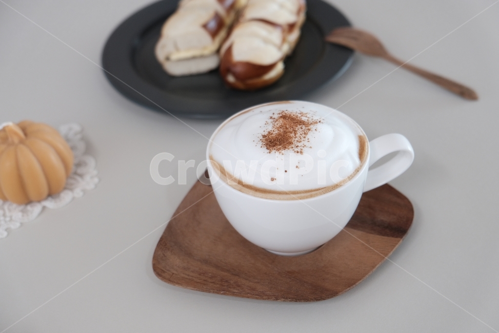 카푸치노,크림,cappuccino,cinamon,wood,우드소서,커피잔,티타임,디저트,후식,시나몬,계피,간식,커피,카페,coffee,cafe,감성,sensible,feeling