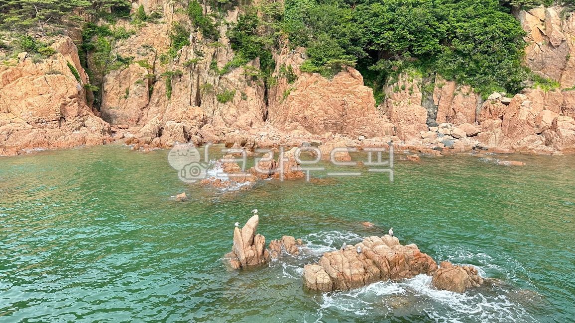 rock,바위,cliff,낭떠러지,nature,outdoors,자연,바다,sea,물,water,곶