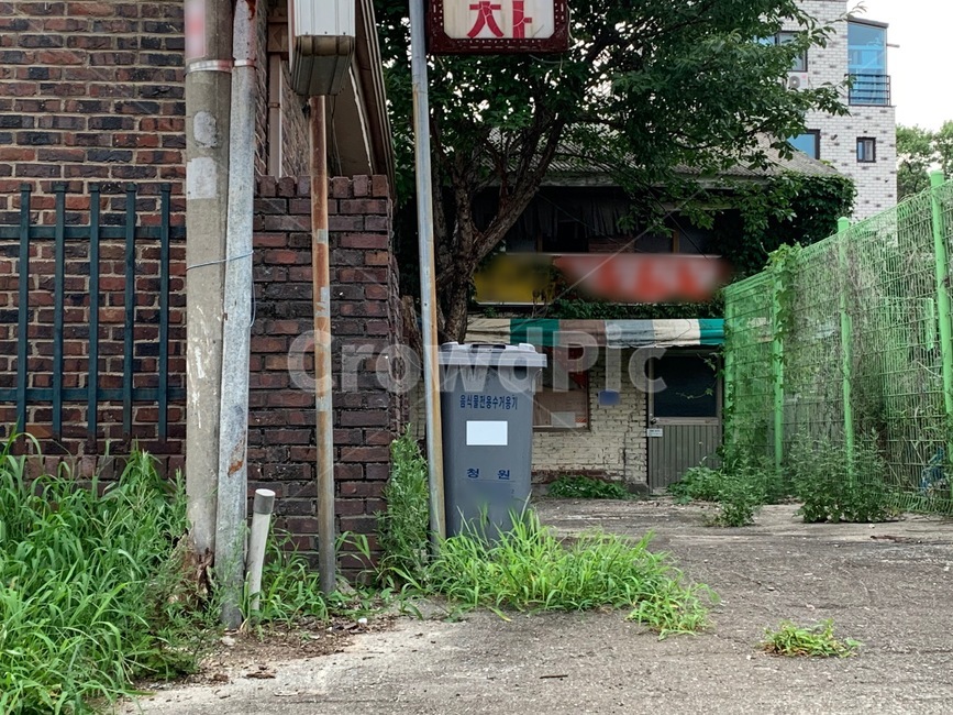 건물,시골,자연,동네,벽돌,낡은동네,고향,풀,잔디,하교,하굣길,퇴근,퇴근길,여름,나무,출근길,출근,등교,등굣길,여유
