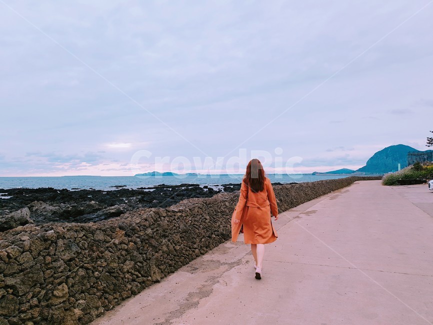 제주도,제주도여행,제주도풍경,휴가지,현무암,바다,제주도바다,여성,인간,인물,뒷모습,여자뒷모습,애매랄드바다,하늘,여행지,한국제주도,한국,해안가,jejudo,jejuisland,travel,trip,tour,koreasea,여름바다,봄바다,제주도봄,제주,제주도풍경,제주풍경,바다풍경,제주도돌담,돌담,사람,인물,인간,human,person,여성,여자,woman,female,lady